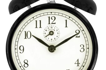 Black wind-up alarm clock By Sun Ladder - Own work, CC BY-SA 3.0, https://commons.wikimedia.org/w/index.php?curid=10959166